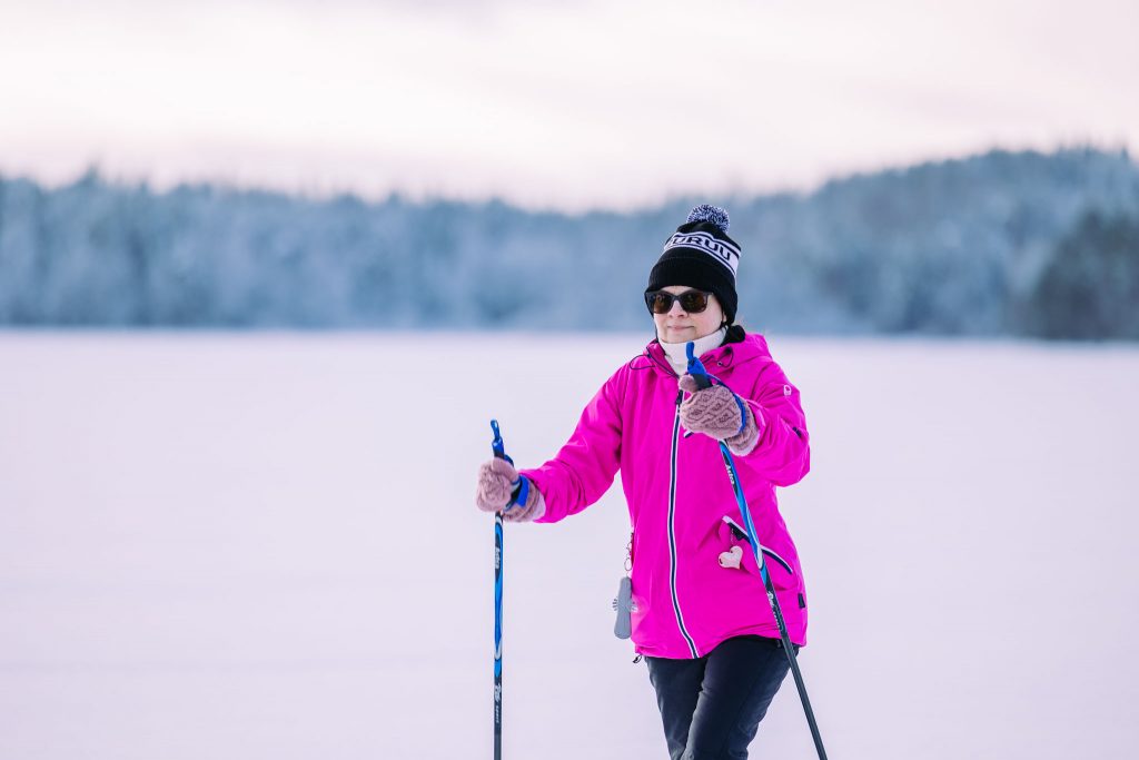 hiihtäjänainen aurinkolaseissaan hiihtää Keurusselkä järven jäällä