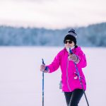 hiihtäjänainen aurinkolaseissaan hiihtää Keurusselkä järven jäällä